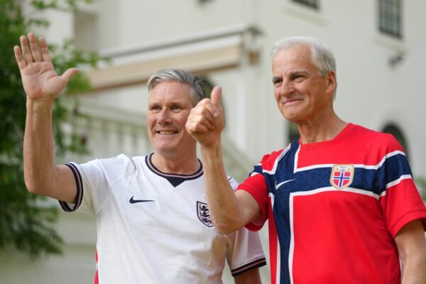 Der britische Premier Keir Starmer (l) hat für den Fall eines Finalsiegs der Engländer Hoffnungen auf einen extra Feiertag gemacht. (Archivfoto)