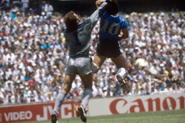 Der Ball von damals soll bald wieder versteigert werden. (Archivbild)