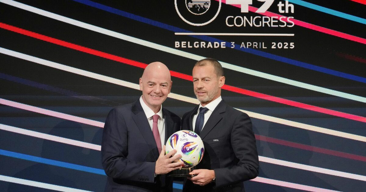 Infantino (l) und Ceferin liegen wegen des Investorendeals im Clinch. (Archivbild)