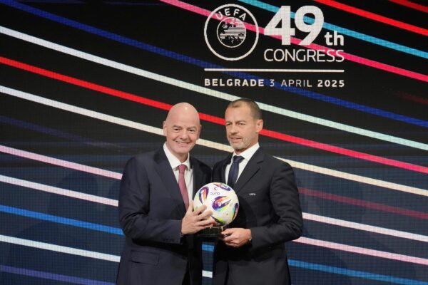 Infantino (l) und Ceferin liegen wegen des Investorendeals im Clinch. (Archivbild)