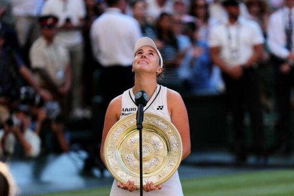 Linda Noskova kürt sich erstmals zur Wimbledon-Siegerin.