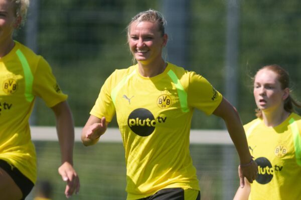Alexandra Popp beim öffentlichen Trainingsauftakt der BVB-Frauen.