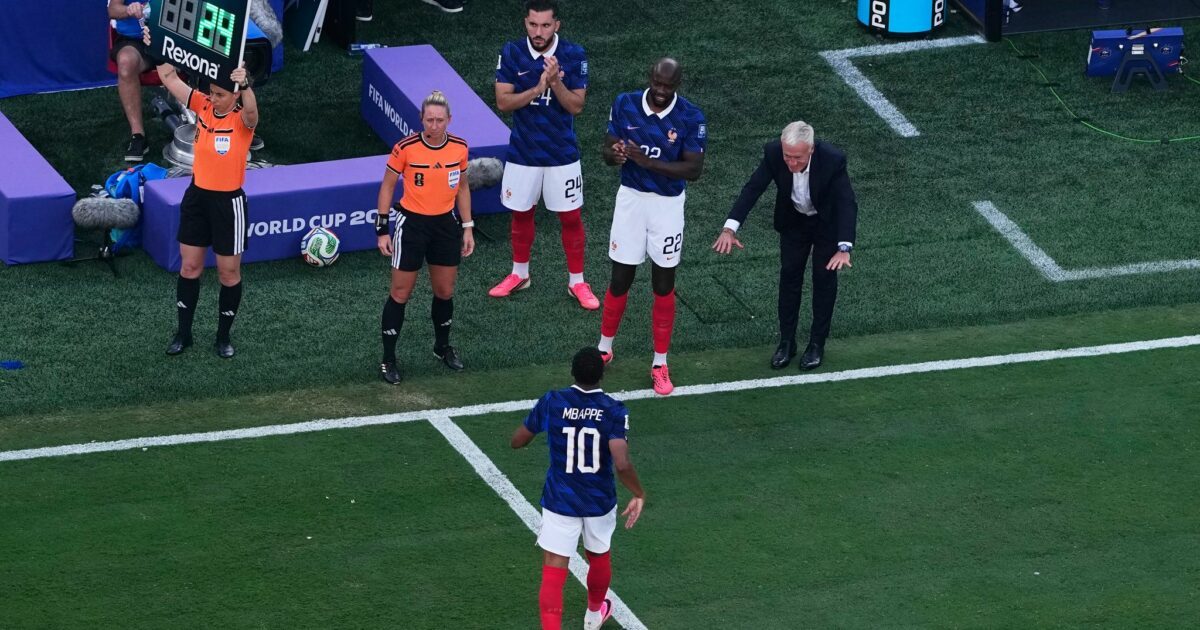 Didier Deschamps wechselte Kylian Mbappé aus - und verneigte sich.