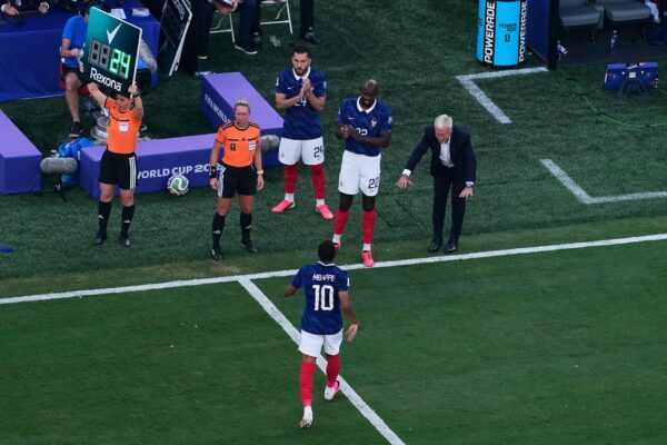 Didier Deschamps wechselte Kylian Mbappé aus - und verneigte sich.