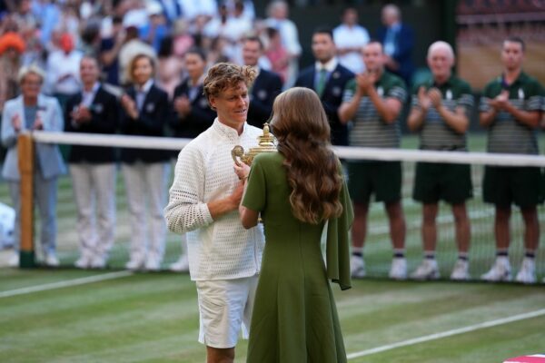 Jannik Sinner bekam die Trophäe von Prinzessin Kate überreicht.