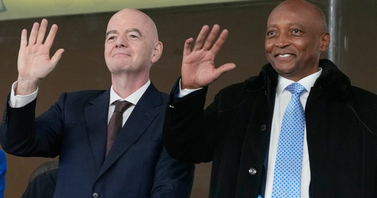 Patrice Motsepe (r) steht den Plänen von Gianni Infantino offen gegenüber. (Archivbild)