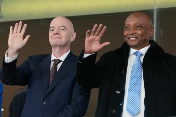 Patrice Motsepe (r) steht den Plänen von Gianni Infantino offen gegenüber. (Archivbild)