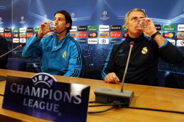 Nach fast eineinhalb Jahrzehnten wieder bei Real vereint: Sami Khedira (links) und Coach José Mourinho. (Archivbild)