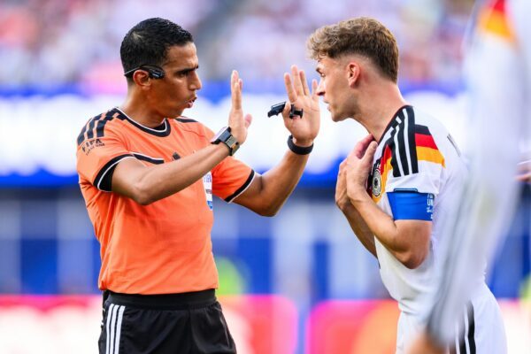 Joshua Kimmich (r) spricht mit Schiedsrichter Jalal Jayed