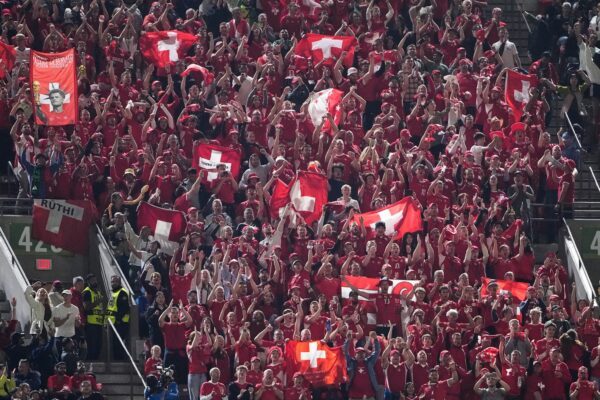 Die Schweizer Fans können in der Heimat am Sonntag bis in den Morgen hinein das WM-Viertelfinale als Event zelebrieren. (Archivbild)