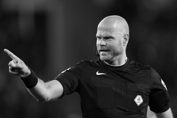 Der niederländische Fußball trauert um Top-Schiedsrichter Rob Dieperink. (Archivbild)