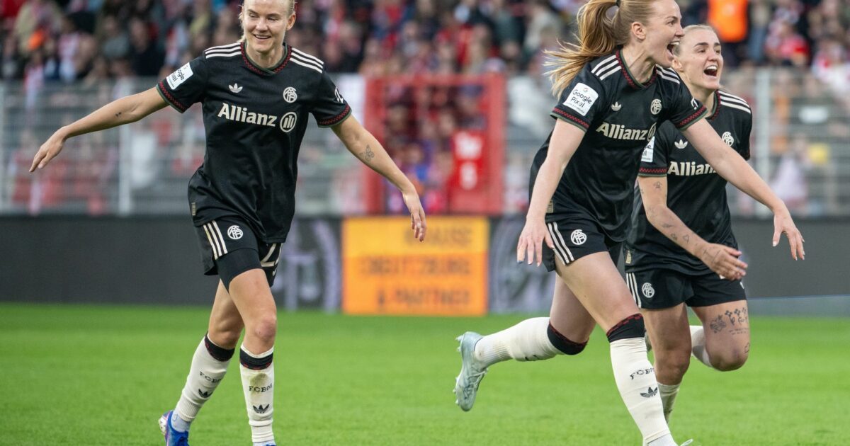 Pernille Harder (l) und die Bayern-Frauen siegten in der vergangenen Spielzeit mit 3:2 in Berlin. (Archivbild)