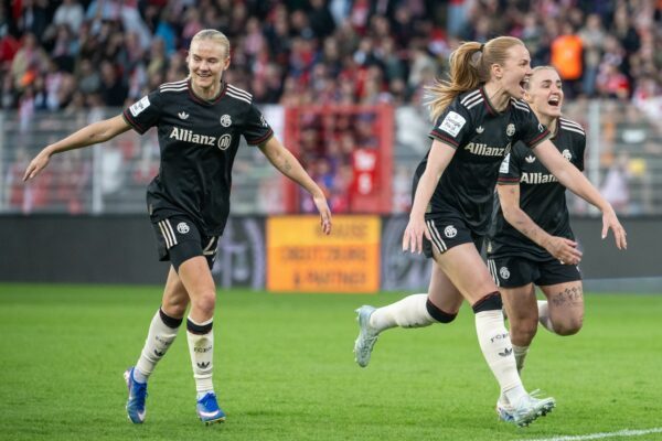 Pernille Harder (l) und die Bayern-Frauen siegten in der vergangenen Spielzeit mit 3:2 in Berlin. (Archivbild)