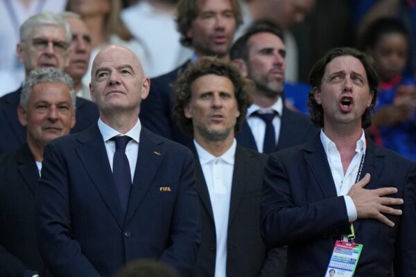 Auf Diego Forlán (M) wartet wohl eine neue Aufgabe. (Archivbild)