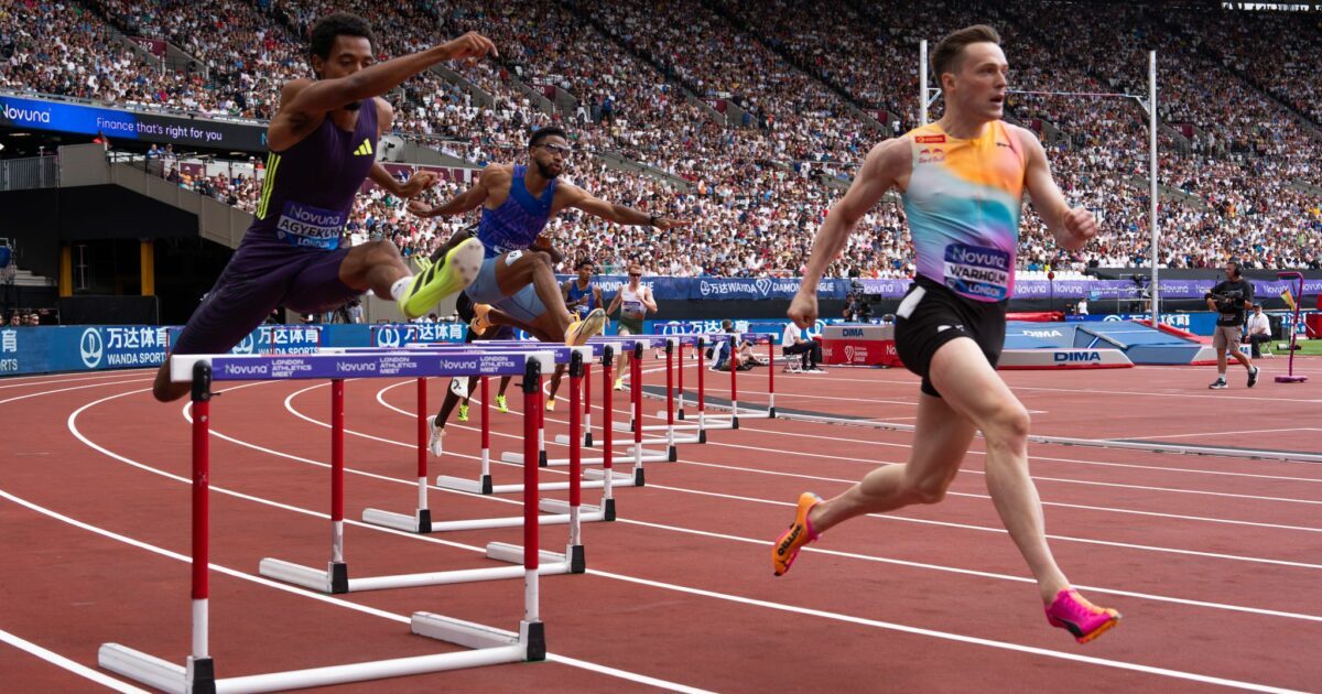 Emil Agyekum (l) und der Norweger Karsten Warholm beim 400-Meter-Hürdenrennen in London.