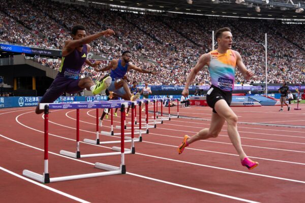 Emil Agyekum (l) und der Norweger Karsten Warholm beim 400-Meter-Hürdenrennen in London.