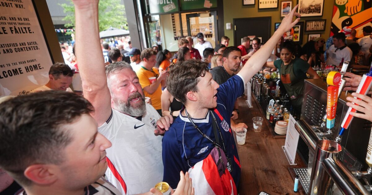 Englische Fans feiern gerne - und dürfen das auch in den heimischen Bars im Nacht-Spiel gegen Mexiko.