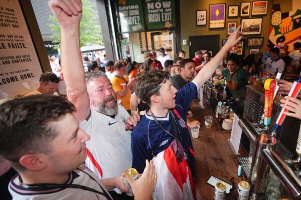 Englische Fans feiern gerne - und dürfen das auch in den heimischen Bars im Nacht-Spiel gegen Mexiko.