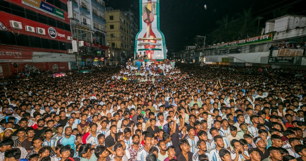 Tausende Fans in Bangladesch verfolgen die Fußball-WM