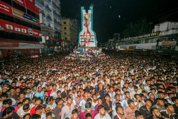 Tausende Fans in Bangladesch verfolgen die Fußball-WM