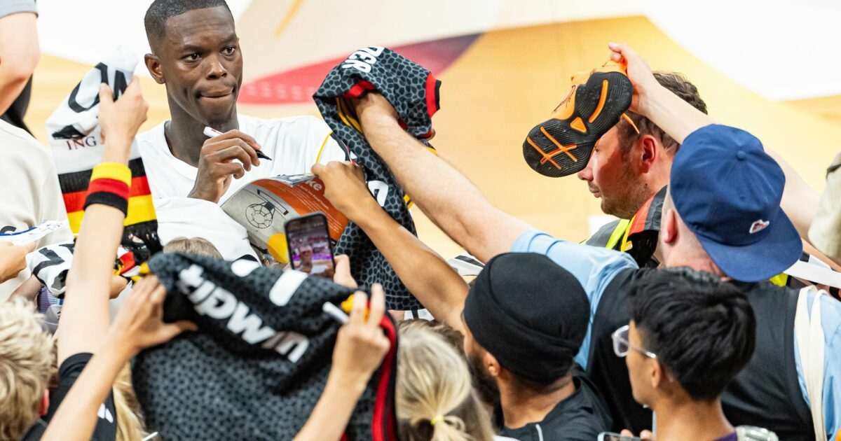 Nahm sich Zeit für Fans: Basketball-Kapitän Dennis Schröder.