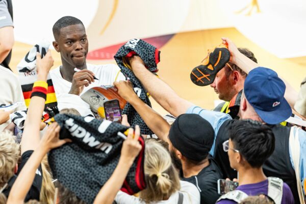 Nahm sich Zeit für Fans: Basketball-Kapitän Dennis Schröder.