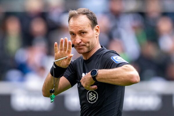 Bastian Dankert ist beim WM-Finale als Video-Assistent im Einsatz. (Archivbild)