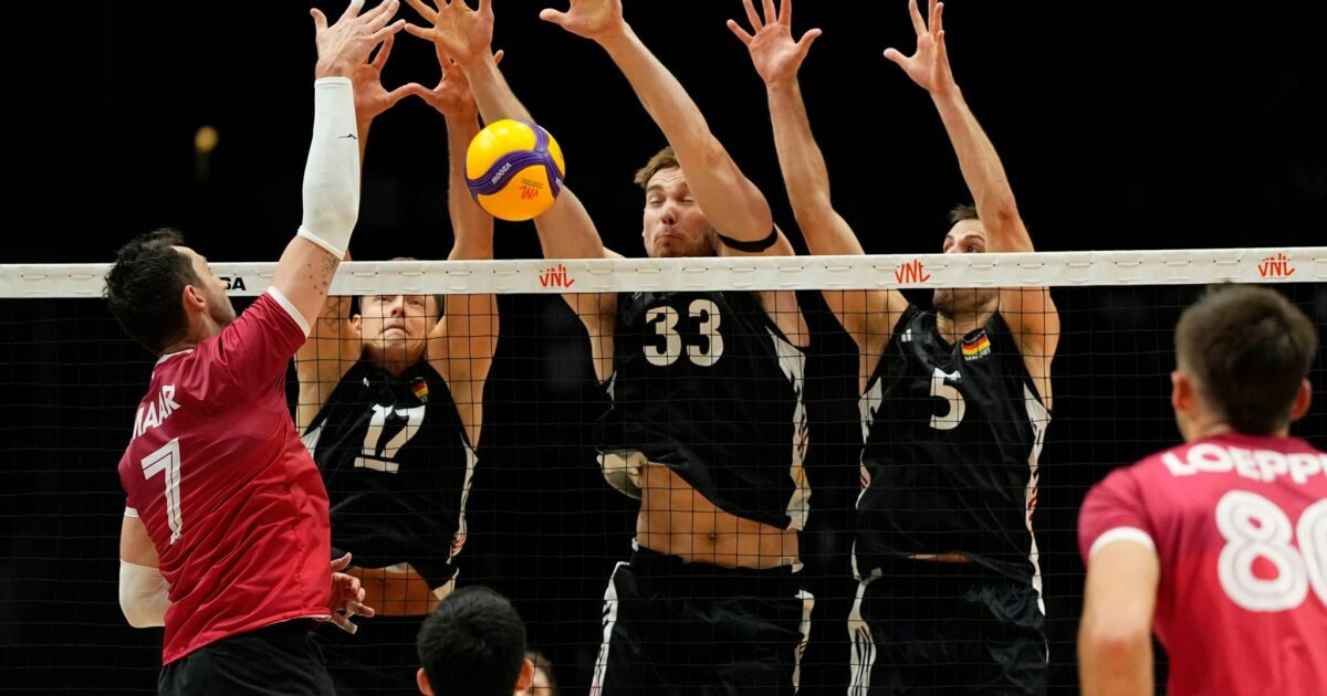 Die deutschen Volleyballer um Jan Zimmermann (l) mussten eine knappe Niederlage gegen den Iran einstecken. (Archivbild)