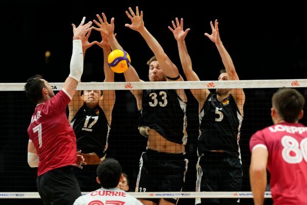 Die deutschen Volleyballer um Jan Zimmermann (l) mussten eine knappe Niederlage gegen den Iran einstecken. (Archivbild)