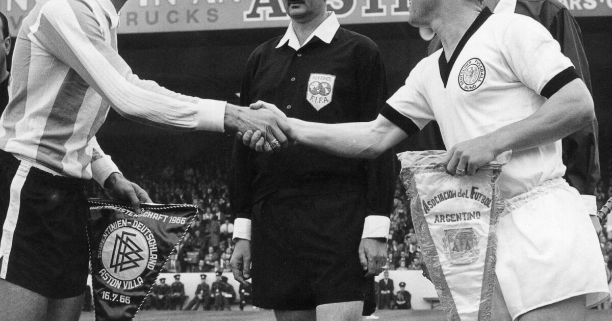 Die WM 1966 machte Antonio Rattín (l) berühmt. Nun ist der einstige argentinische Fußballer im Alter von 89 Jahren gestorben. (Archivbild)