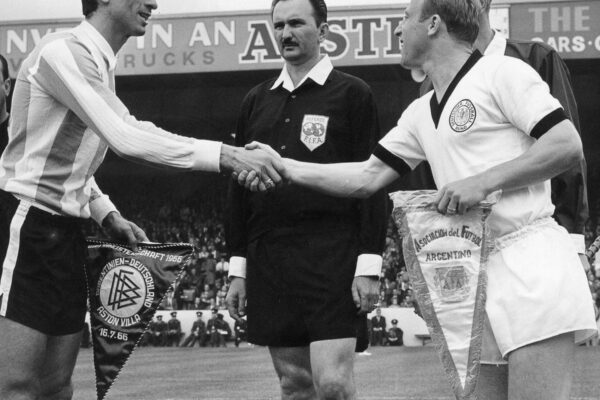 Die WM 1966 machte Antonio Rattín (l) berühmt. Nun ist der einstige argentinische Fußballer im Alter von 89 Jahren gestorben. (Archivbild)