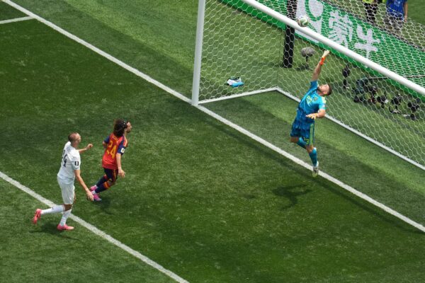 Spaniens Torwart Unai Simon pariert gegen Österreich-Stürmer Sasa Kalajdzic.