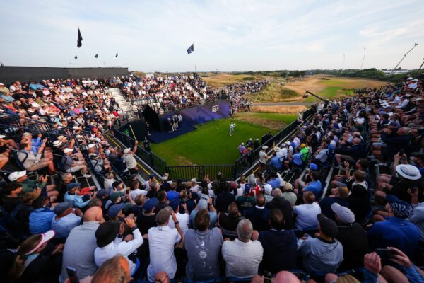 Der Engländer Matthew Baldwin eröffnete die British Open mit dem ersten Abschlag.