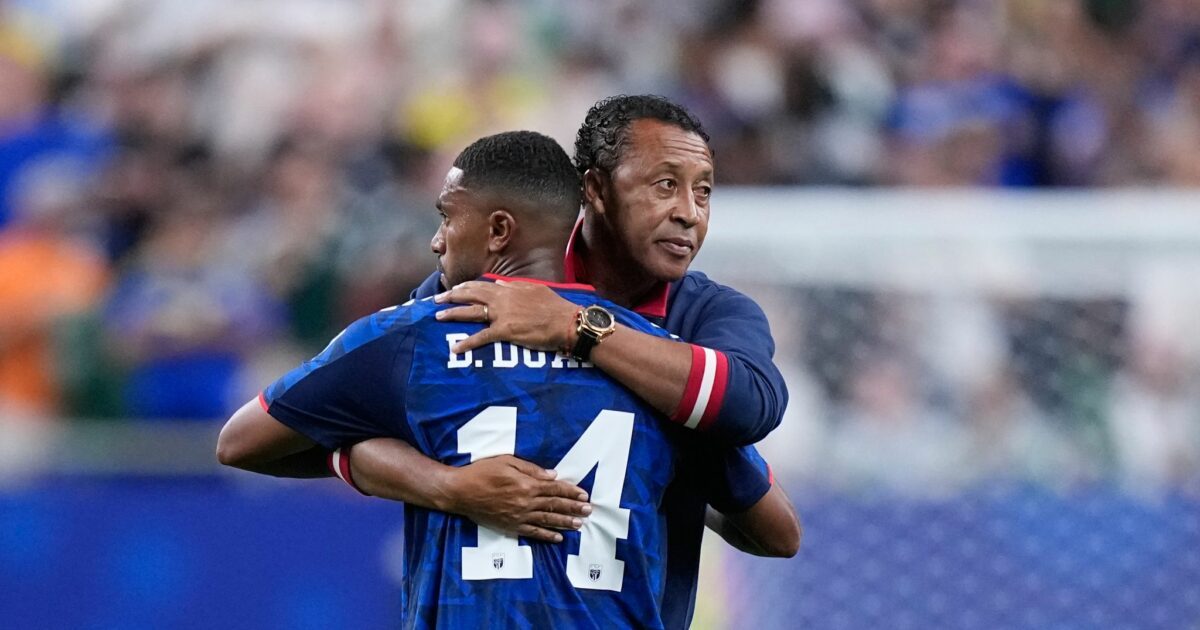 Kap Verdes Trainer Bubista und sein Spieler Deroy Duarte.