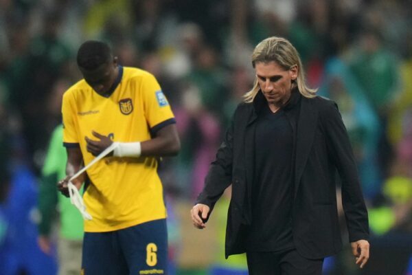 Ecuadors Trainer Sebastián Beccacece (r) deutet Abschied an.