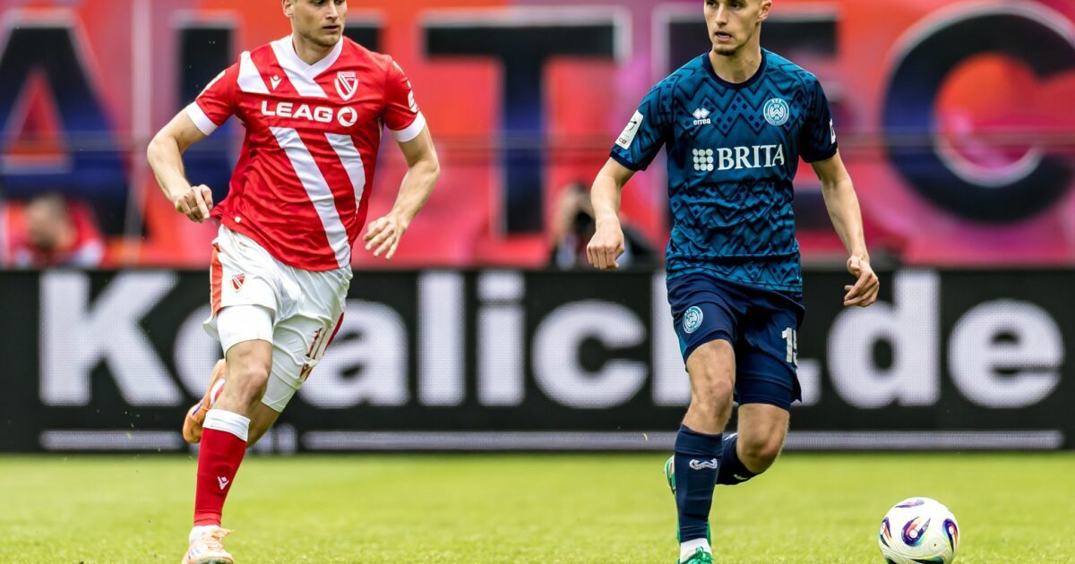 Moritz Hannemann (l.) traf im abgebrochenen Test gegen den Halleschen FC.