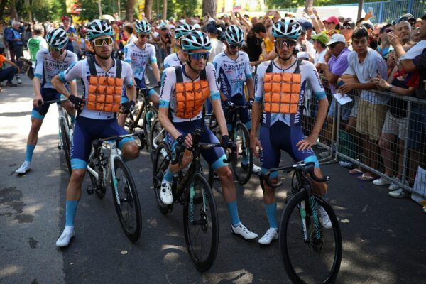 Fahrer des Bauhaus-Teams mit einer Kühlweste bei der Tour de France im Jahr 2024. (Archivbild)