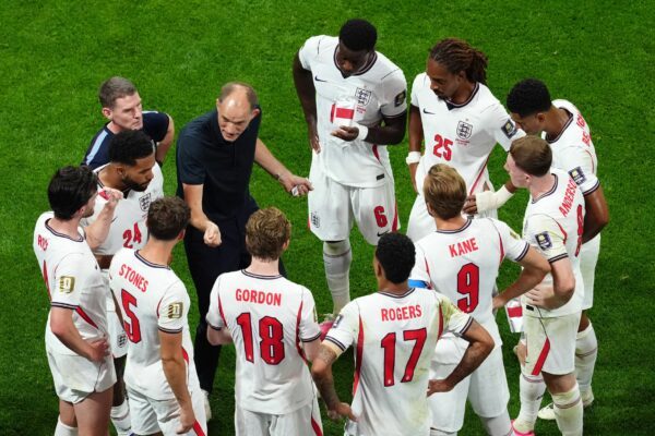 Tuchel gibt seinem Team Anweisungen.