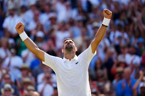 Novak Djokovic jubelt über seinen Achtelfinaleinzug.