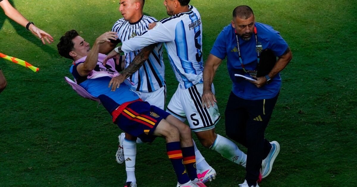 Der Argentinier Leandro Paredes schubste Spaniens Gavi zu Boden.