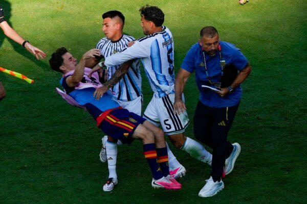 Der Argentinier Leandro Paredes schubste Spaniens Gavi zu Boden.