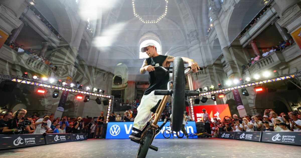 Sport im Rathaus: Die BMX-Fahrer hatten bei den Finals einen ganz besonderen Wettkampf.