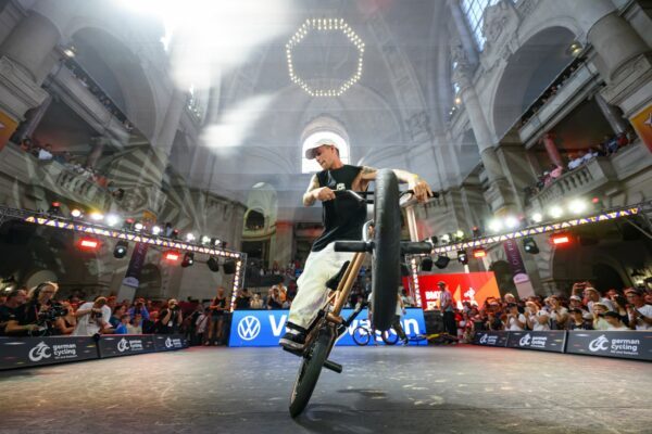 Sport im Rathaus: Die BMX-Fahrer hatten bei den Finals einen ganz besonderen Wettkampf.