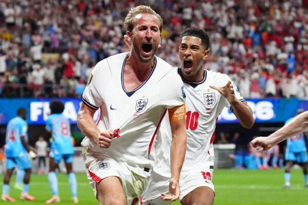 Harry Kane (l) schoss England ins WM-Achtelfinale.
