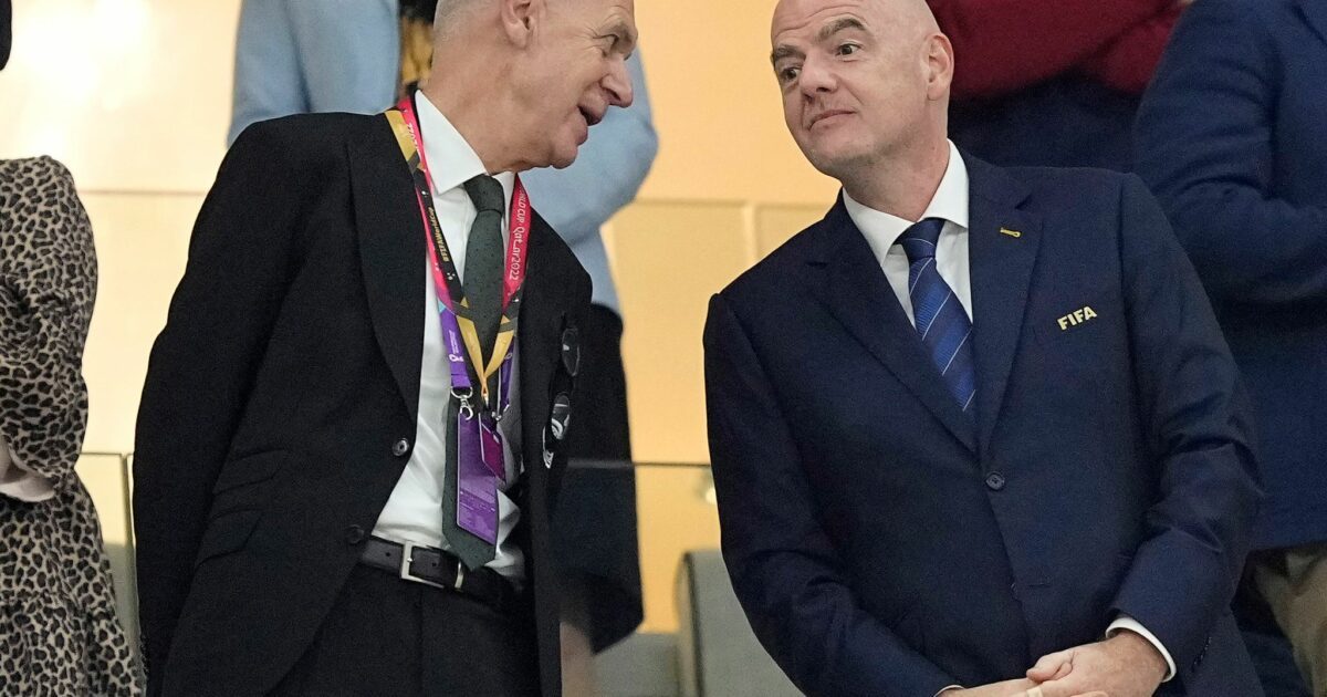 Kritische Töne: DFB-Präsident Bernd Neuendorf (l) hält Infantinos Investoren-Plan für keine gute Idee. (Archivbild)