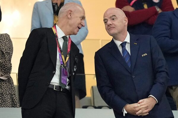 Kritische Töne: DFB-Präsident Bernd Neuendorf (l) hält Infantinos Investoren-Plan für keine gute Idee. (Archivbild)
