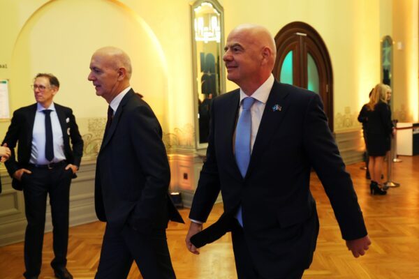 DFB-Präsident Bernd Neuendorf (2.v.r.) fordert Aufklärung von FIFA-Boss Gianni Infantino (r.). (Archivbild)