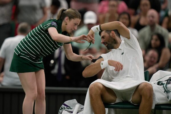 Novak Djokovic ließ sich von einem Ballmädchen helfen - und erschreckte sie für einen ganz kurzen Moment.