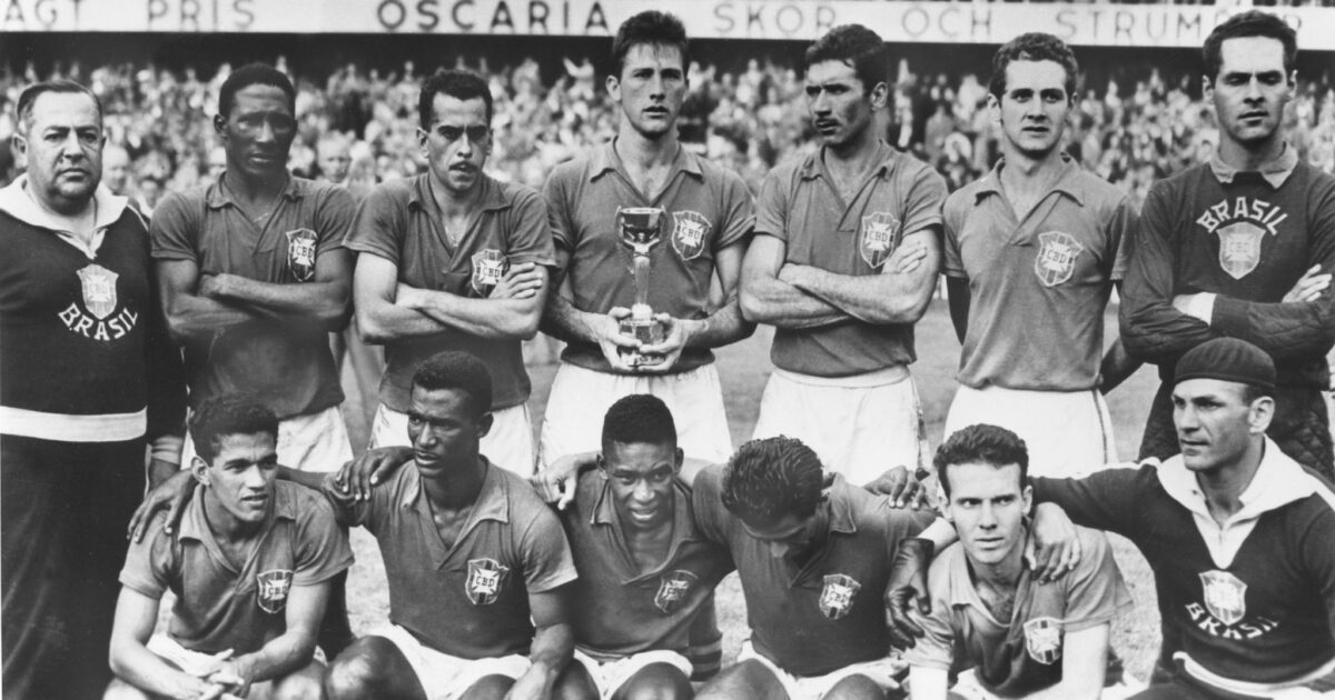 Dritter von links: Pelé