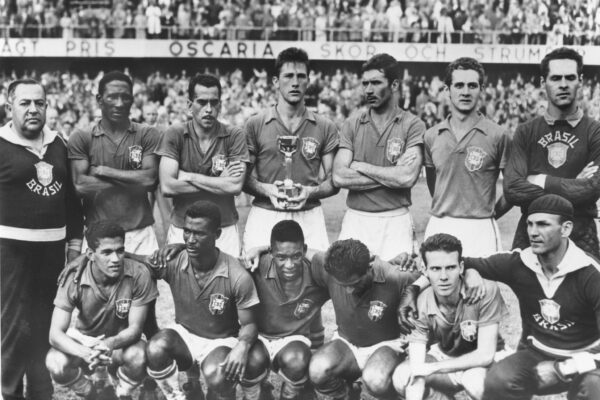 Dritter von links: Pelé
